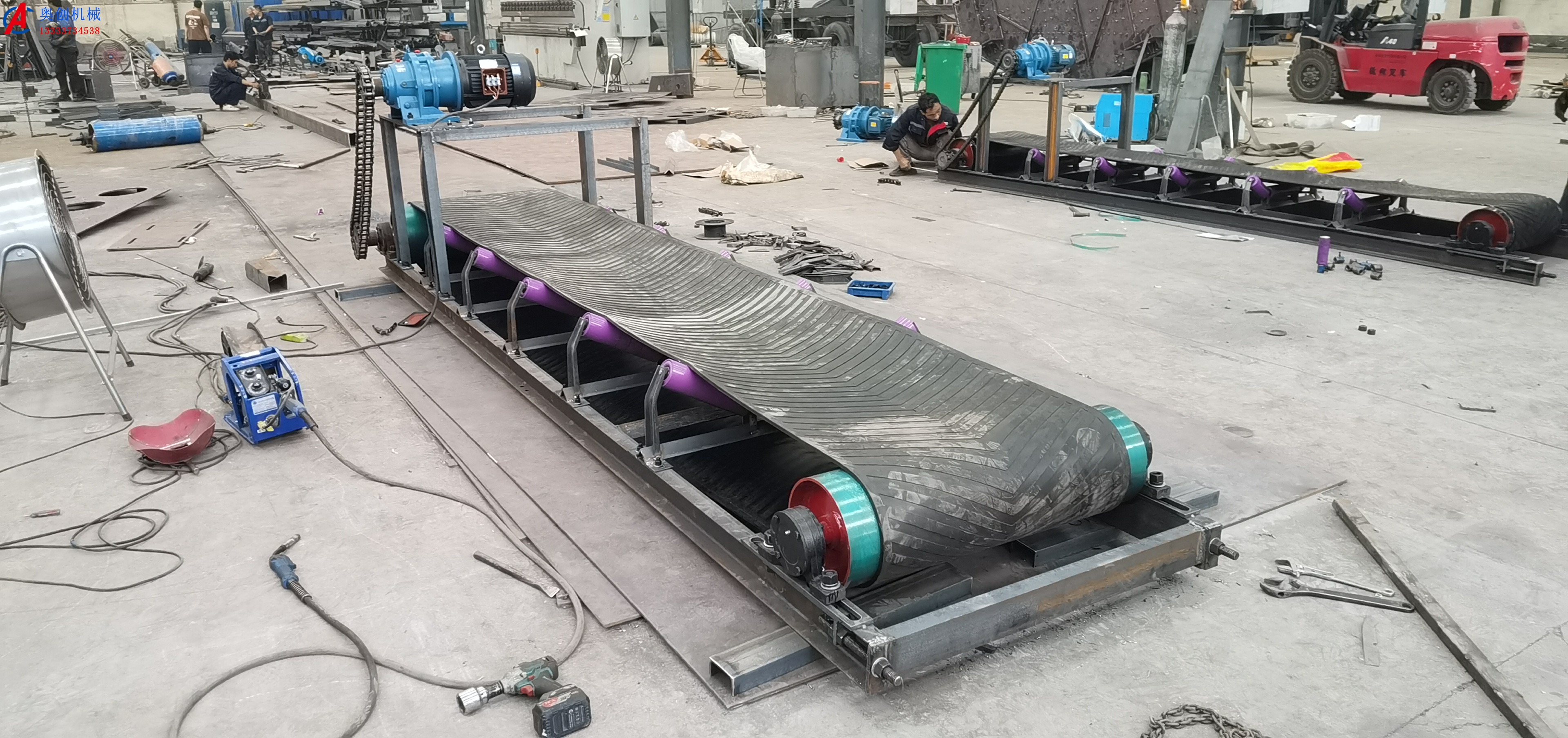 皮帶輸送機(jī)跑偏了怎么調(diào) 皮帶輸送機(jī)跑偏了怎么調(diào)